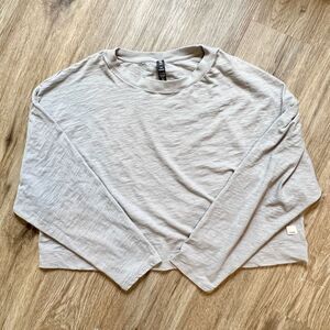 Vuori Long Sleeve Sundown Cropped Tee Shirt Womens Medium Gray NWOT